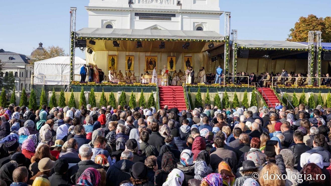 Mii de persoane s-au așezat la rând pentru a se închina la racla cu moaştele Sfintei Cuvioase Parascheva, la Catedrala Mitropolitană din Iași