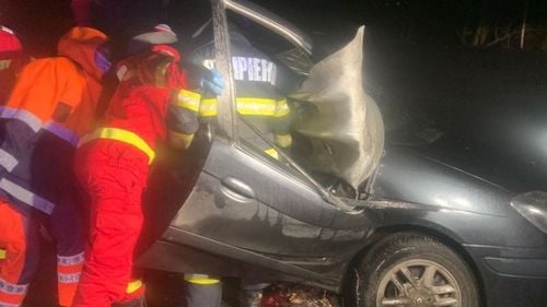 Grav accident de circulaţie în judeţul Arad/ Cinci persoane au fost încarcerate/ Trei victime, în stare gravă