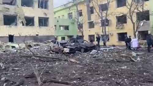 Premierul Kyriakos Mitsotakis anunță că Grecia este „pregătită să reconstruiască maternitatea din Mariupol”, orașul ucrainean distrus de bombardamentele rusești