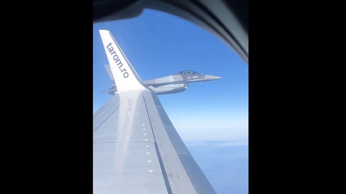 VIDEO Avionul în care se află Jens Stoltenberg, escortat de un F-16 în spațiul aerian românesc