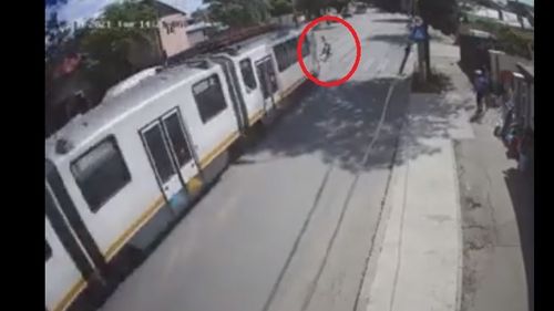 VIDEO O vatmaniță a fost la un pas să spulbere pe o trecere de pietoni din București o mamă cu trei copii. Tragedia a fost evitată în ultimul moment