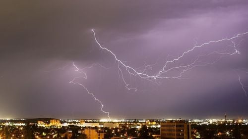 Furtună puternică în București și Ilfov: Mai mulți copaci căzuți, linia de tramvai 41 blocată pe ambele sensuri din cauza lipsei de tensiune/ Alte linii de autobuze blocate din cauza copacilor/ Cod galben de vijelie în mai multe județe