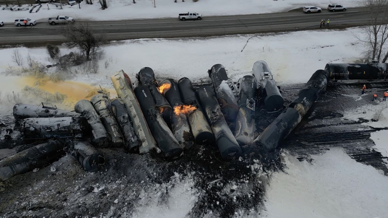 SUA: Un tren care transporta etanol a deraiat în oraşul Raymond, Minnesota / Mai multe vagoane-cisternă au luat foc / Populația din zonă a fost evacuată