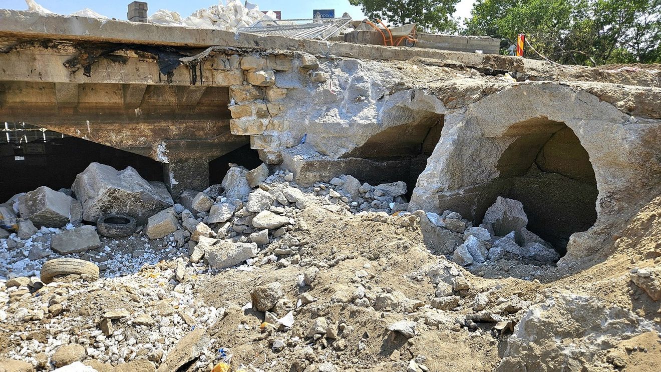 O zonă din șantierul de la Planșeul Unirii va fi analizată de arheologi, după descoperirea în timpul lucrărilor a unor elemente de construcție anterioară, anunță Primăria Sectorului 4