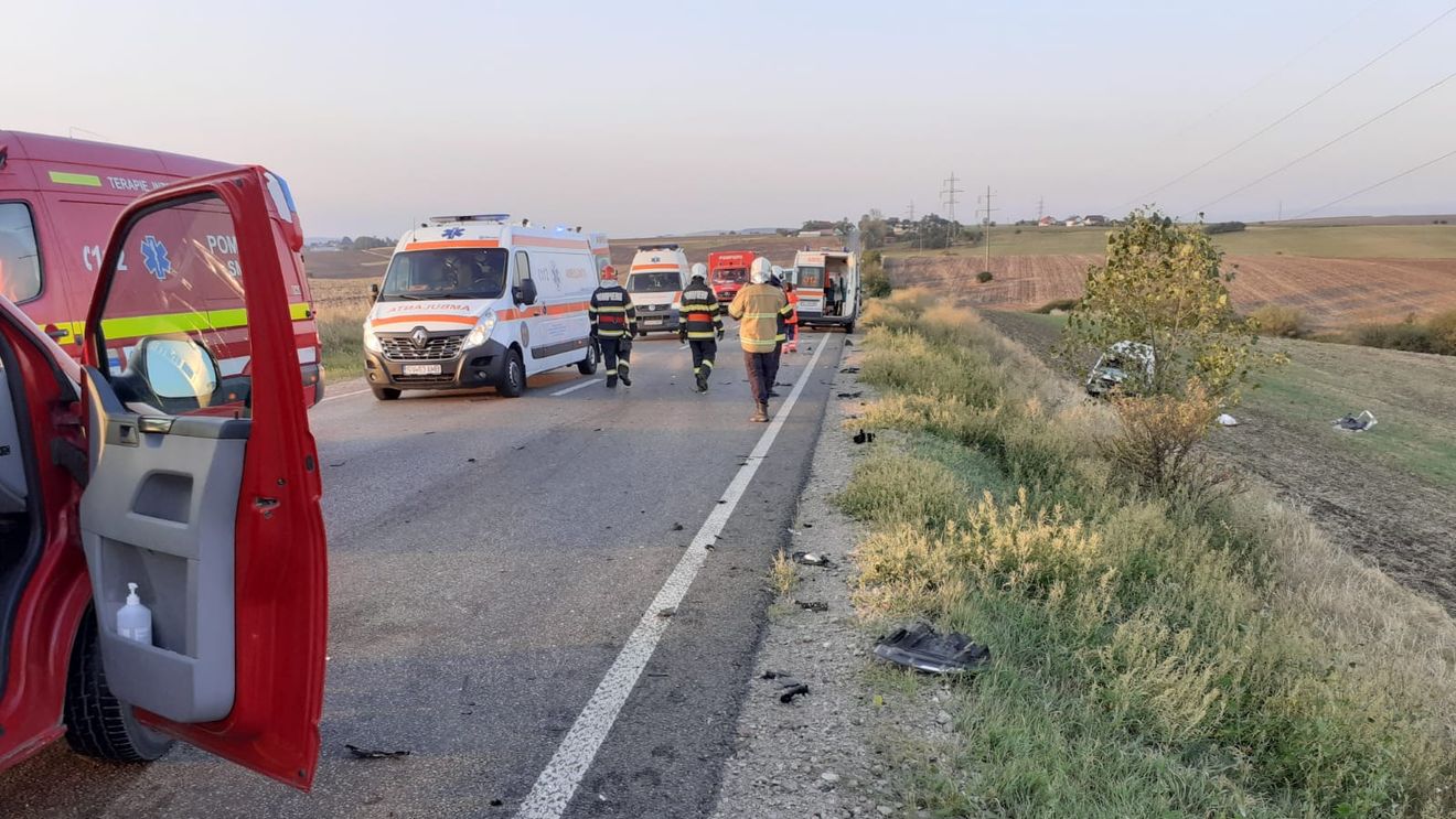 Plan Roșu de intervenție în Suceava: doi bărbați au decedat în urma unui accident rutier / Un autobuz și două autoturisme sunt implicate / Doi copii sunt răniți