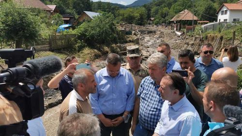 Toate școlile care au primit miercuri bani de la guvern, după inundații, sunt din localități cu primari PNL. Sumele pentru reparații vin din bugetul Ministerului Educației, chiar dacă legea spune că acesta poate aloca bani pentru reabilitări doar prin programe de durată