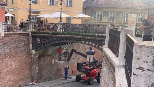 Au început să cadă bucăți din tencuiala Podului Minciunilor din Sibiu / Legenda spune că dacă cineva spune o minciună cât timp se afla pe pod, acesta se va prăbuşi / Primăria a montat o plasă pentru protecția trecătorilor