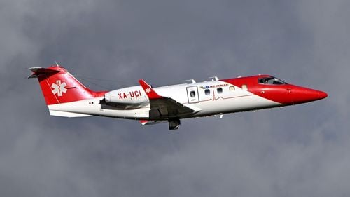 Un avion medical care transporta un copil pacient și alte 5 persoane s-a prăbușit în Philadelphia peste mai multe case care au luat foc