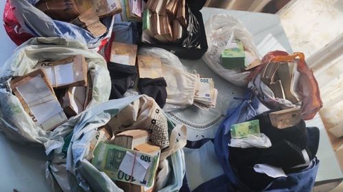 Fost vicepreședinte al Asociației Producătorilor de Medicamente, reținut după ce ar fi ajutat la producerea a 4,7 tone de metamfetamină / Laurenţiu Huică e acuzat că producea un medicament înregistrat doar în România din care se obținea drogul în laboratoare din mai multe state din Europa de Est / Profit estimat la aproape jumătate de miliard de euro