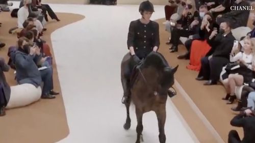 Prezentare Chanel cu prințesă călare pe cal / Nepoata Prințului Albert de Monaco a participat la Săptămâna Haute Couture din Paris