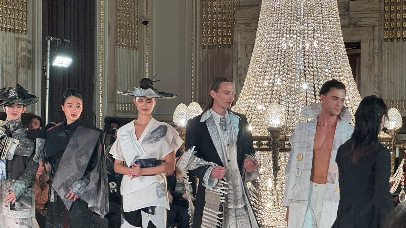 EXCLUSIV Cărți deschise pe rochii, pagini răsfoite pe pelerine și croieli imprecise, o colecție Fan Pan la London Fashion Week mai mult idee decât modă