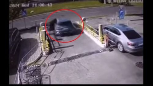 VIDEO Momentul în care o mașină cade și se răstoarnă în Pasajul Lujerului din Capitală