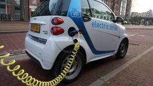 SONDAJ Opt din zece români au o atitudine pozitivă vizavi de mașinile electrice, dar nu își cumpără una din cauza prețului prea mare