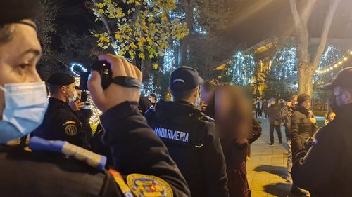 Mai multe persoane au rupt gardul Târgului de Crăciun de la Constanța pentru că voiau să intre fără certificat verde/ Primăria: ”S-au încăierat cu forțele de ordine”