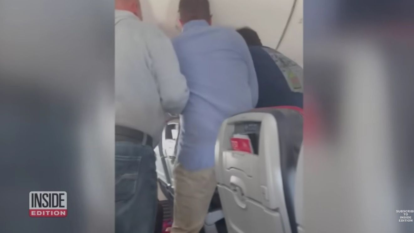 Un pasager a încercat să deschidă uşa unui avion în timpul unui zbor spre Chicago