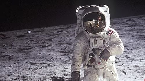 La 93 de ani, fostul astronaut Buzz Aldrin s-a căsătorit cu Anca Faur. Mireasa este de origine română şi este doctor în chimie
