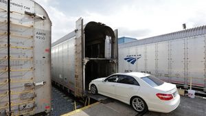 Ministerul Transporturilor ia în calcul ideea de a călători cu trenul, alături de autoturism / Va fi analizat ”transportul autoturismelor în vagoane atașate trenurilor de călătorii pe distanțe lungi, de exemplu Timișoara – Constanța”