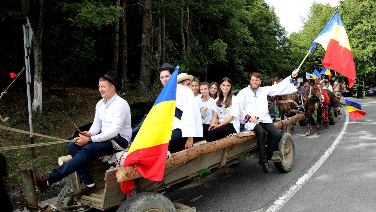 Sute de persoane, în pelerinaj la Satele Unite ale Sătmarului / ”Nu avem voie să abandonăm valorile şi bunul simţ ţărănesc”