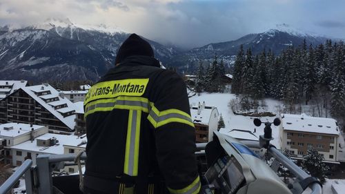 Mărturia unui român stabilit în Crans-Montana care a sărit în ajutor după incendiul devastator din localul Constellation: Ieșeau oameni cu hainele arse pe ei, era haos. Barul are o pivniță, cu o scară foarte abruptă, cu greu reuşesc să treacă două persoane