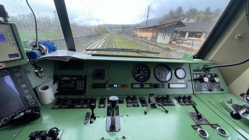 Trafic feroviar perturbat pe ruta Orşova – Valea Cernei / Locomotiva trenului Bucureşti Nord – Curtici a fost avariată de o stâncă rostogolită de pe munte
