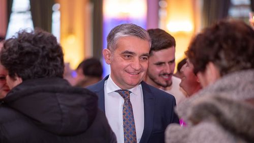 DNA nu a cerut propunere de arestare pentru primarul din Sinaia, după ce acesta a fost reținut de procurori 24 de ore / Control judiciar și cauțiune de 600.000 de lei / Vlad Oprea nu are voie să exercite funcția de primar și nici să se deplaseze la instituție (surse)