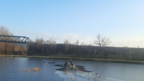 Vâlcea: Doi băieți de 14 și 16 ani au fost salvați din râul Olt, după ce gheața s-a rupt sub ei