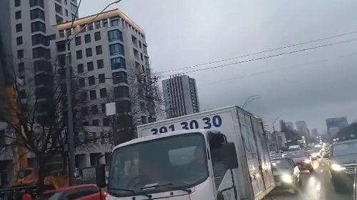VIDEO Atmosfera din Kiev: Panică, oamenii sunt duși în grabă în adăposturi și subsoluri, cozi la bancomate / Cozi de mașini la ieșirea din oraș