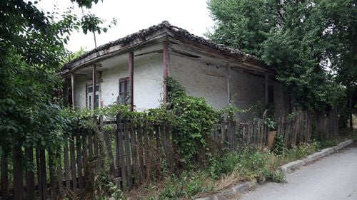 Un pădurar din Iași rămâne fără banii băgați în renovarea cantonului silvic în care a lucrat / Șefii săi i-ar fi dat doar un acord verbal, iar judecătorii au considerat că nu se pot face lucrări fără un acord scris al proprietarului