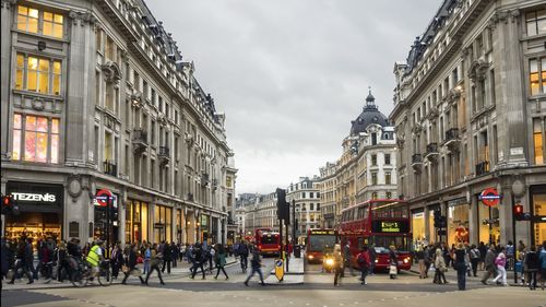 Consumatorii britanici au cheltuit mai mult pe haine în iulie, pe fondul temperaturilor ridicate, arată datele