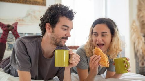 Un studiu realizat de cercetători afiliați Harvard arată că ora la care mănânci îți poate influența longevitatea: „Orele de masă mai târzii sunt asociate cu probleme de sănătate și risc crescut de mortalitate”