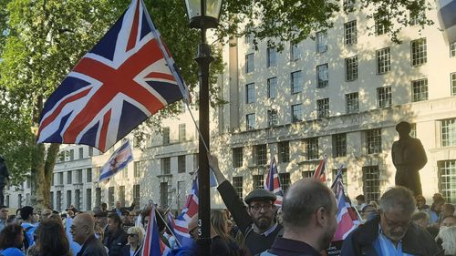 Zeci de mii de oameni protestează la Londra în cadrul unor marșuri rivale - mitingurile „Unite the Kingdom” și pro-Palestina