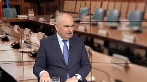 Bolojan admite că nu s-a opus unei rezoluții care să interzică o colaborare între PNL și AUR / Despre relația cu PSD: Rămâne de văzut dacă vom avea o coaliție după Paști. Ar fi bine să avem