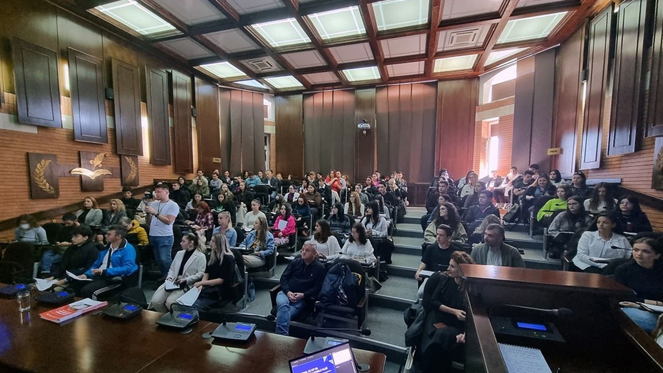 G4Media și Info Sud-Est au susținut dezbaterea “Tinerii acționează împotriva știrilor false”, la Universitatea ”Ovidius” din Constanța/ Aproape 120 de studenți au luat parte la eveniment