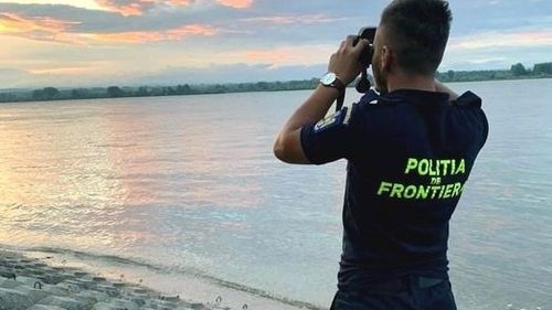 AFP: Tot mai mulţi migranţi îşi încearcă şansa de a ajunge în Europa Occidentală prin România, pe ”ruta săracului”/ Poliţia română, acuzată de violenţă