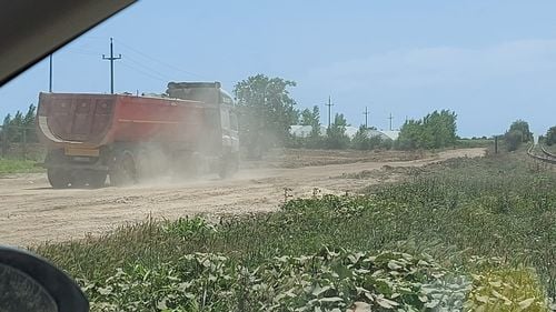 Acuzații de poluare pe litoralul Mării Negre de la camioanele ce lucrează pe timpul verii la plaja din Costinești / Nor de praf într-o zonă de pensiuni și case de la Tuzla / Au urmat sancțiuni de mediu și restricții de circulație