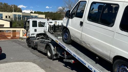 Un român a rămas fără mașină în Italia și a fost amendat cu 10 mii de euro / A aruncat gunoaie ilegal / Mașina nu avea asigurare și nici el, permis de conducere / Iar acasă fura curent și apă