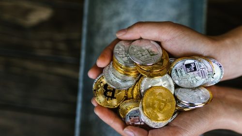 Percheziţii în patru judeţe, în urma unei înşelăciuni cu criptomonede  / Prejudiciu de 30.000 euro