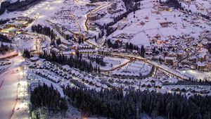Aflată la 100 de kilometri de granița cu România, Bukovel, stațiunea de schi numărul unu din Ucraina, a devenit un loc preferat și pentru români. Se schiază la vecini, chiar dacă este o țară în război