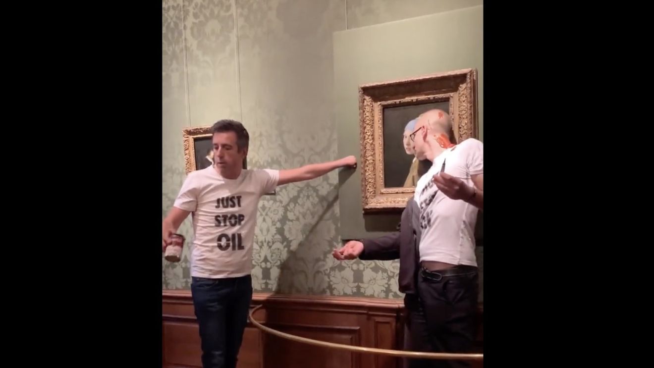 VIDEO Nouă acțiune de atac asupra operelor de artă: Activiștii de mediu au împroșcat cu o substanță roșie tabloul  „Fata cu cercel de perlă” a lui Vermeer, în muzeul Mauritshuis din Haga