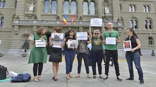 FOTO Cum l-a primit un grup de români pe Liviu Dragnea în timpul vizitei în Elveția