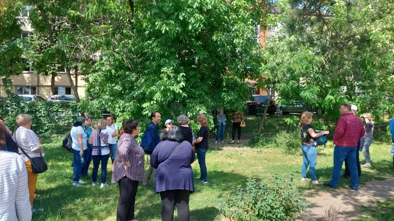 Protestul profesorilor din Suceava, mutat de autorități în boscheți / Li s-a interzis accesul în curtea Inspectoratului Școlar și nu au primit autorizație pentru marș