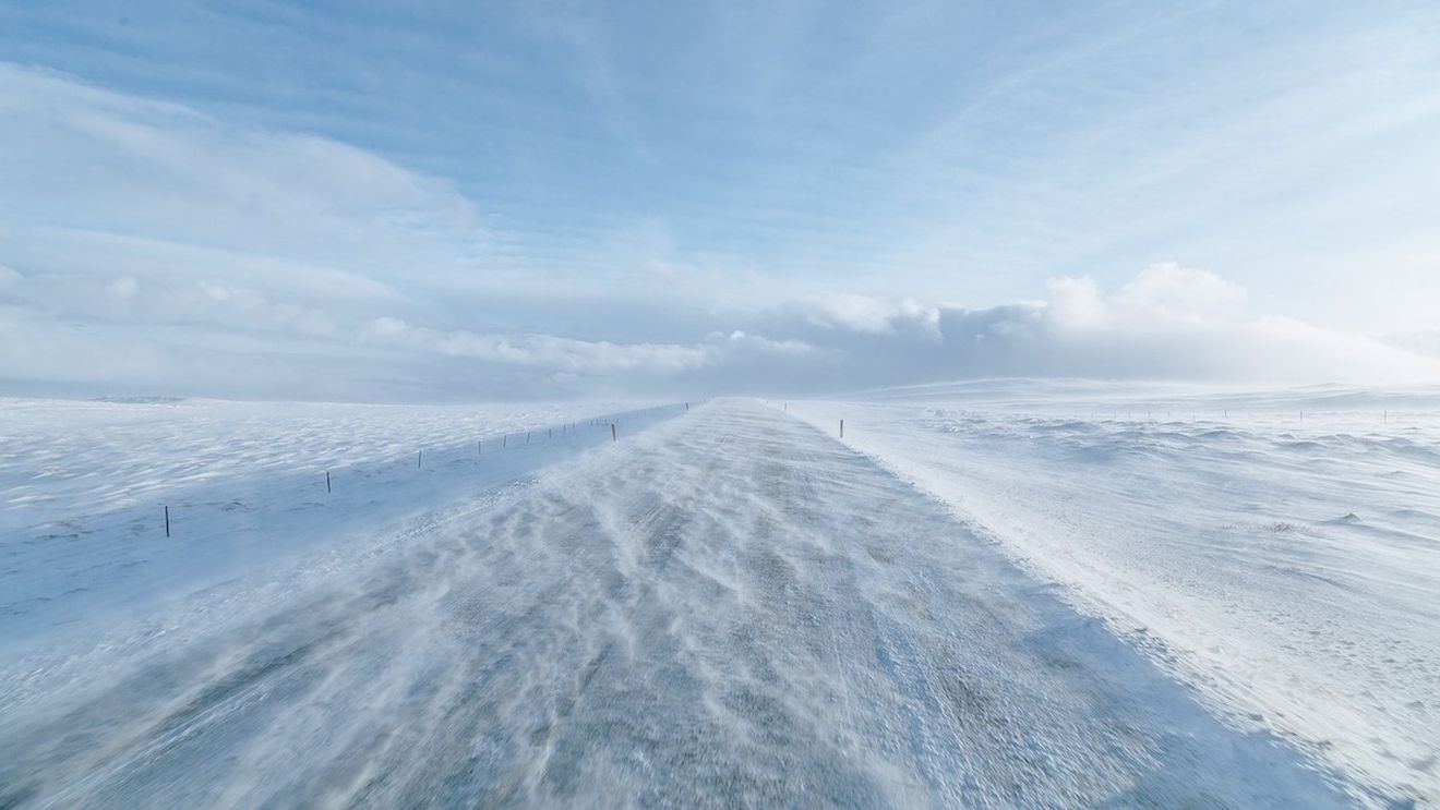 Cod roşu de vânt puternic în zonele montane din județele Argeș, Prahova și Dâmbovița / Rafale de vânt de 145 km/h, la altitudini de peste 1.800 de metri