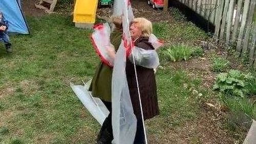 VIDEO Coronavirus: O ''mănuşă pentru îmbrăţişări'', inventată de o femeie care voia să-şi strângă mama în braţe