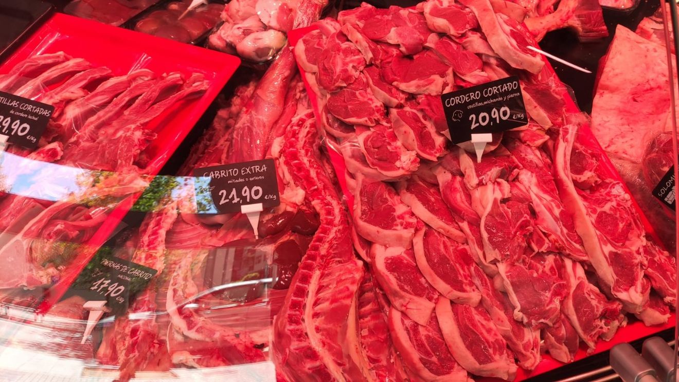 Cât a ajuns să coste un kilogram de carne de miel în România și în Spania înainte de Paște/ Prețuri în piață și măcelărie pentru produsele proaspete