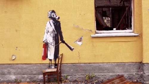 Ucraina: Poliția a anihilat o tentativă de furt ce viza o operă a celebrului artist britanic Banksy / Lucrarea de artă, decupată de pe peretele unei case distruse de ruşi