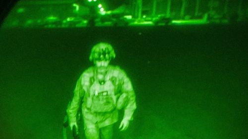 ANALIZĂ Peste 80.000 de civili au fost evacuați din Afganistan la finalul operațiunilor/ Bilanțul negru la plecarea ultimului soldat american din Kabul: Peste 3.000 de soldați NATO uciși