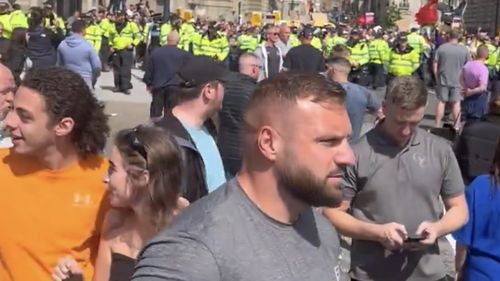 Violenţele continuă în Marea Britanie: Hoteluri pentru migranţi au fost atacate / Premierul promite măsuri drastice / Este a patra zi de violenţe în Regatul Unit de la uciderea celor trei fete într-un atac cu cuţitul la Southport