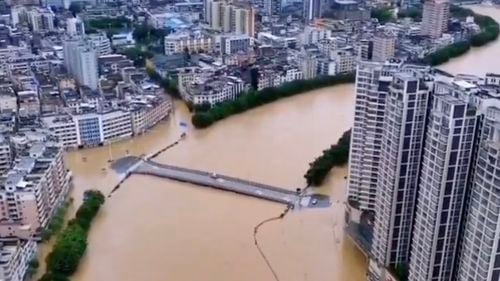 “Inundațiile secolului” în China: Cel puți 11 persoane dispărute, zeci de mii de locuitori evacuați