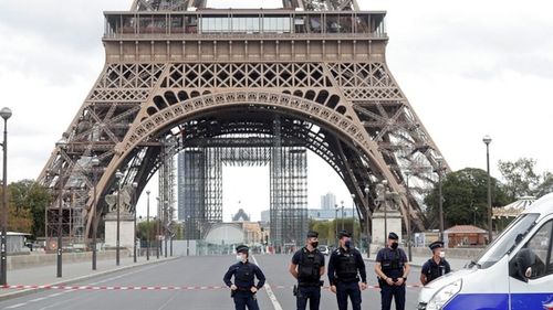 Turnul Eiffel, evacuat cu câteva ore înainte de ceremonia de închidere a Jocurilor Olimpice. Un bărbat a fost văzut escaladând monumentul