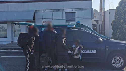 O familie din Camerun şi un cetăţean din Guineea, găsiţi ascunşi într-un TIR. Aceştia voiau să ajungă în Germania şi au declarat că s-au ascuns în autotren când şoferul dormea